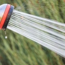 Instalace a obsluha solární zahradní sprchy: průvodce pro uživatele