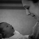 Deprese matek po porodu je třeba odborně léčit