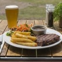 Dna miluje muže, maso a alkohol