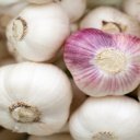 Nadýmání může způsobit i česnek, žvýkačky a sycené nápoje