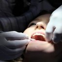 Přírodní dezinfekce ran, ochrana zubů a podpora trávení? To vše umí naše sliny!